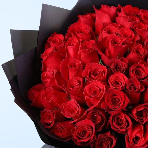 red-rose-bouquet-in-black-wrap_03