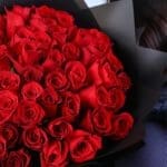 red-rose-bouquet-in-black-wrap_04