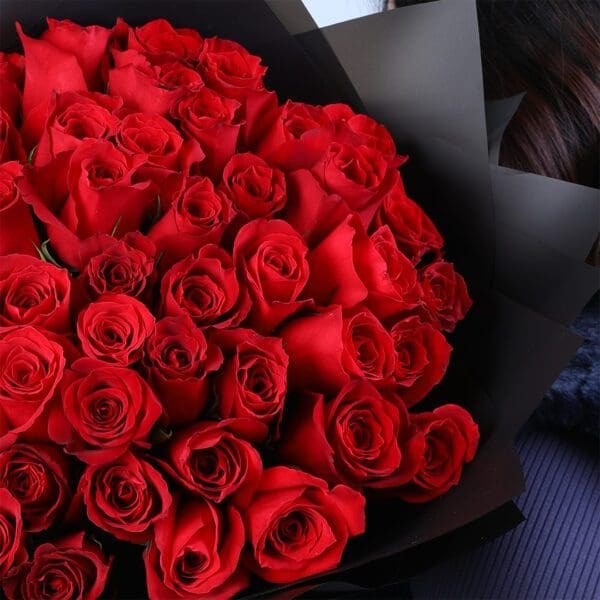 red-rose-bouquet-in-black-wrap_04