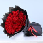 red-rose-bouquet-in-black-wrap_05