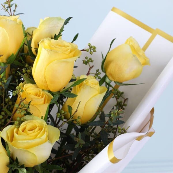 festive-yellow-rose-ferrero-gift-combo_04