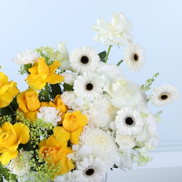 golden-white-bloom-arrangement-ferrero-24-pcs_03