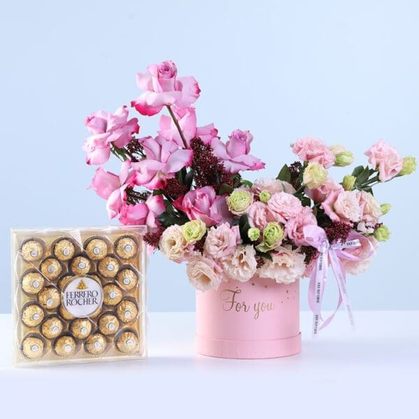 luxury-floral-box-ferrero-24-pcs-combo Luxury Floral Box Ferrero 24 Pcs Combo featuring pink roses, lisianthus, purple roses, skimmia, and Ferrero chocolates arranged in a pastel hatbox