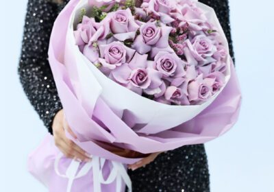 Elegant bouquet of 20 purple roses with caspia and lipidium fillers for gifting