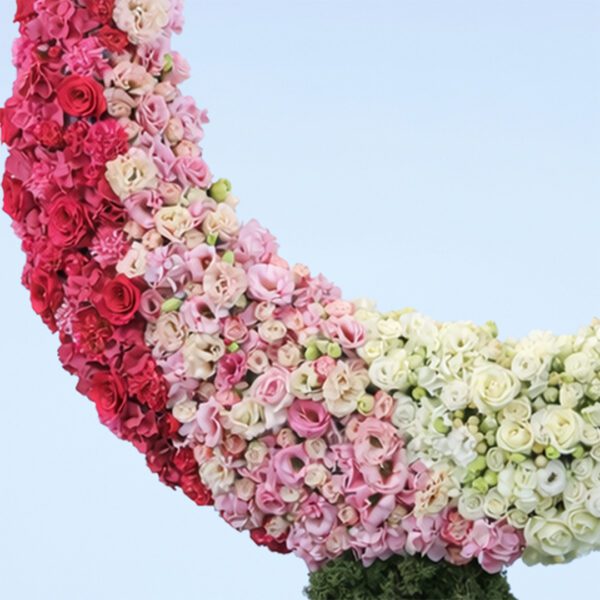 pink-white-rose-crescent-floral-arrangement_05