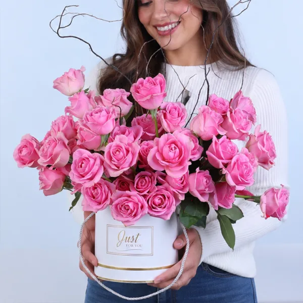 pink-rose-romance-box_001 Pink Rose Romance Box featuring 40 fresh pink roses beautifully arranged in a round hat box, creating an elegant floral gift for birthdays, anniversaries, romantic occasions, and celebrations.